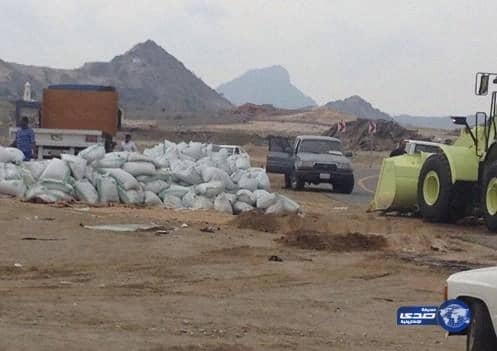 بالصور:انقلاب شاحنة محملة بالشعير بمركز ثربان المجاردة 