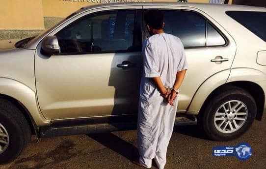القبض على شخص سرق سيارة وبداخلها طفل واثنين حاولو تهريبه  