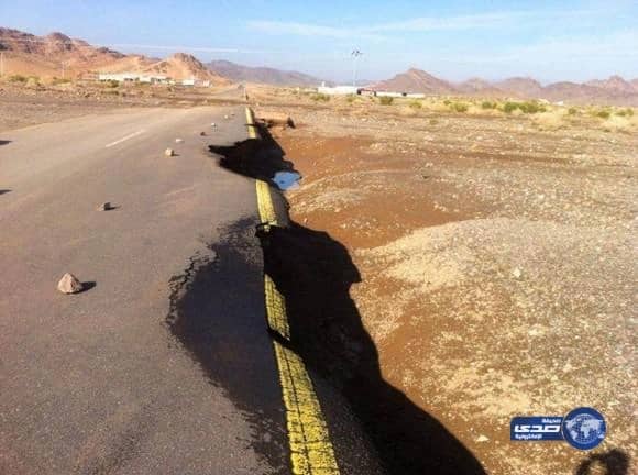 بالصور :سيول تبوك تقضى على ماتبقى من طريق قرية السرو