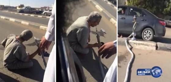 بالفيديو:شايب "خرمان" يغلق شارع عام ليدخن "الشيشة" وسط الطريق 