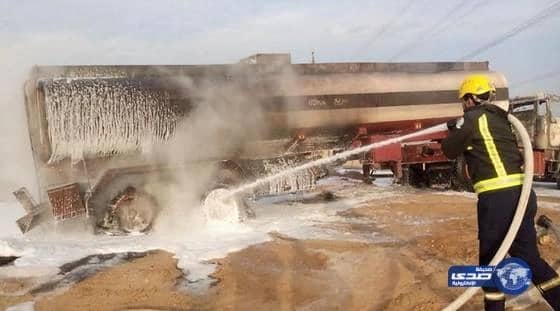 اخماد حريق بصهريج وقود قبل انفجاره 