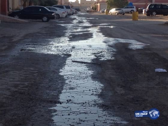 بالصور " أهالي " حي الموسى بغرب الرياض " أغرقتنا مياه " الصرف " وتعيش شوارعنا في ظلام دامس‎