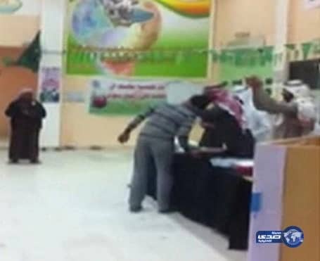بالفيديو.. مدير مدرسة يصف عامل النظافة بـ"المعلم" ويقبل رأسه أمام الطلاب