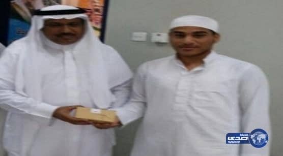 تكريم طالبًا حصل على درجة 100% في اختبار القدرات