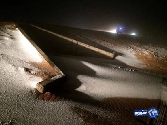 بالصور الثلوج تتساقط على مرتفعات الكتسب بمدينة القريات 