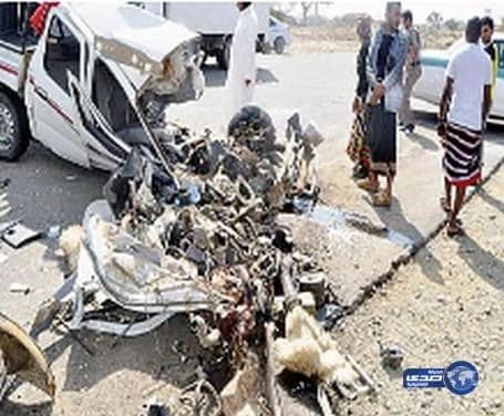 شاحنة تسحق مركبة بقائدها ووفاة سيدة وإصابة أبنائها في بيشة
