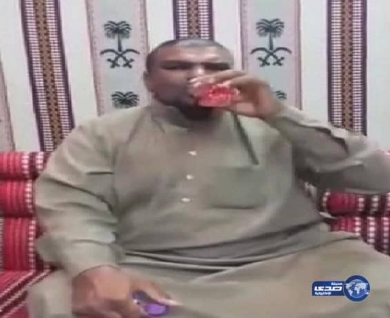 بالفيديو .. رجل يتحدى بشرب البنزين 