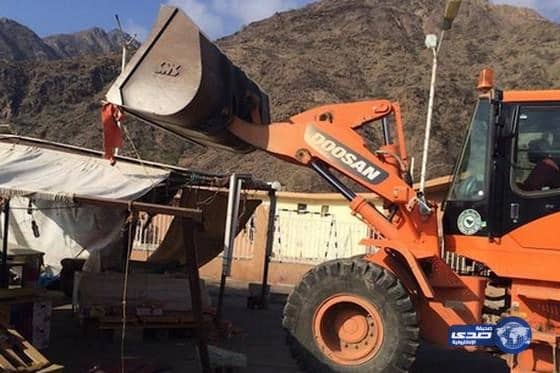  أمانة عسير تزيل بسطات مخالفة بعقبة ضلع وسوق الثلاثاء الشعبي