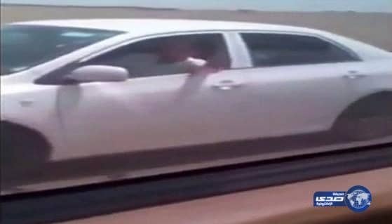 بالفيديو:معلمات يصرخْن ويوثّقن لحظة تحرش 5 شباب بهنّ في جازان