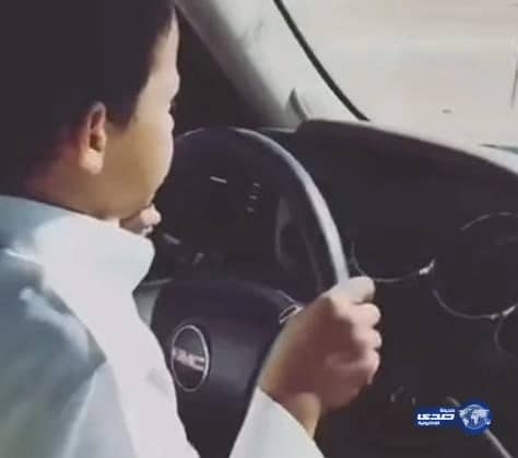 طفل سعودي يقود سيارة والده بموافقته بسرعة 200 كلم!