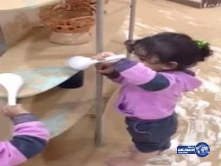 بالفيديو.. مقطع لطفلتين تتناولان التراب يثير استهجان المغردين