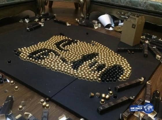 بالصور.. طبيب سعودي يرسم "بورتريه" للملك سلمان بـ"كبسولات" القهوة