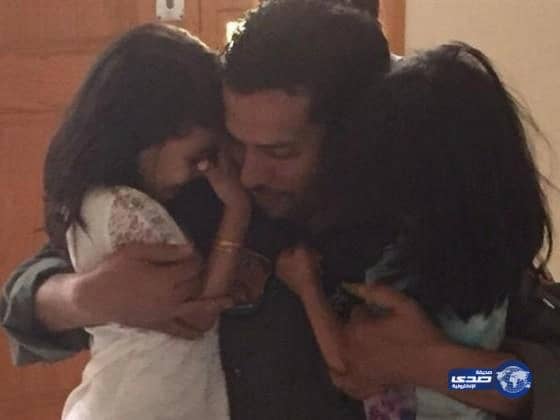 صورة لطيار سعودي بـ "عاصفة الحزم" يودع أطفاله تجتذب إعجاب المغردين