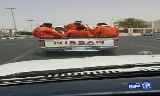 عدسة مواطن في املج توثق صورة لنقل عمال بلدية بطريقة مخالفة