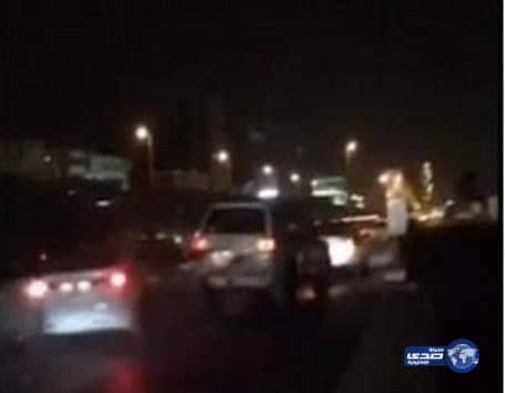 بالفيديو.. تعطل مركبة ليلاً على طريق الملك عبدالله بالرياض يتسبب بكارثة