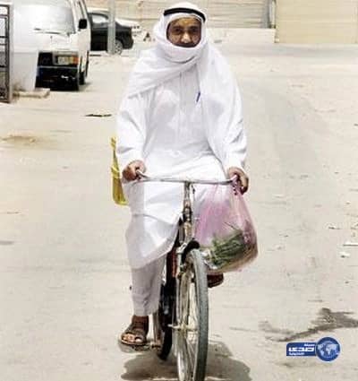 مواطن يقود دراجة 35 عاما خوفا من السيارة