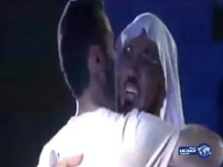 بالفيديو.. الدوحة تجمع الشيخ العودة بابنه بعد فراق 4 سنوات