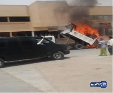 بالفيديو.. ‫مواطن يغامر بحياته ويفرغ ناقلة نفايات مشتعلة قبل انفجارها‬‎