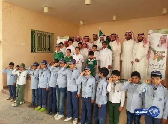 طلاب ومنسوبي تحفيظ بقيق الابتدائية بصوتٍ واحد " كلنا جنود سلمان "‎