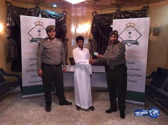 "شعبة جوازات قلوة" تسلم أول بطاقة زائر ليمني