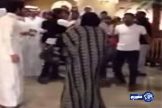 بالفيديو: فتاة تحطّم "جوال" شاب حاول ترقيمها بمجمع"الراشد" مول