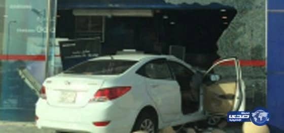 مركبة تُهشِّم واجهة «إكسترا» بالجبيل الصناعية