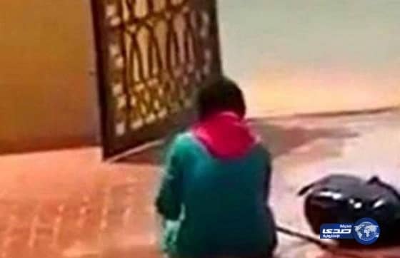 بالفيديو.. خادمة "ممسوسة" جن جنونها فجأة وهي في الحوش ترش الماء !