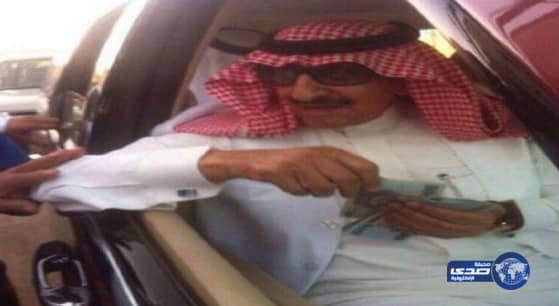 مغردون يتناقلون صوراً لأمير الشمال وهو يتبرع بالمال قبل وفاته