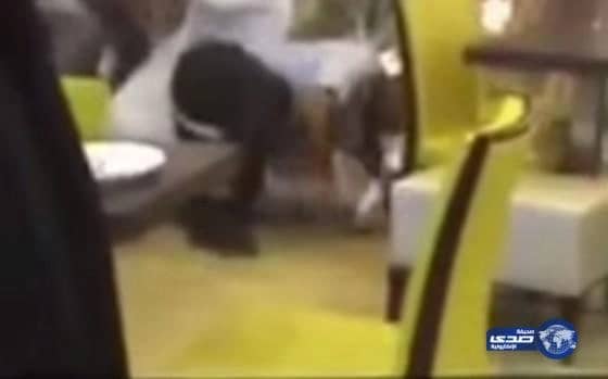 بالفيديو: مضاربة بـ”السكاكين” بين شابين في مجمع الرياض جاليري