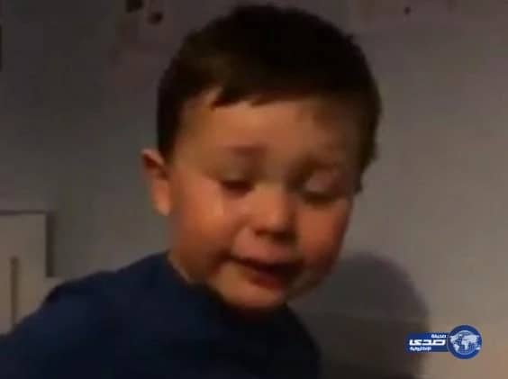 بالفيديو.. طفل يبكي بشدة: "فان بيرسي سيترك مانشستر يونايتد "!