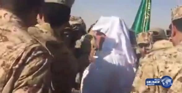 بالفيديو.. الأمير متعب يلتقط "سيلفي" مع عدد من جنود الحرس الوطني