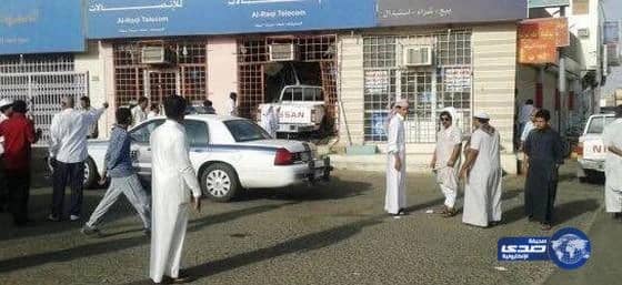 " سياره " تقتحم احدى محلات جوالات بيشه 