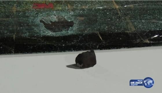 حجر غريب سقط من السماء يهشم زجاج مركبة مواطن بثربان المجاردة‎ (صور)