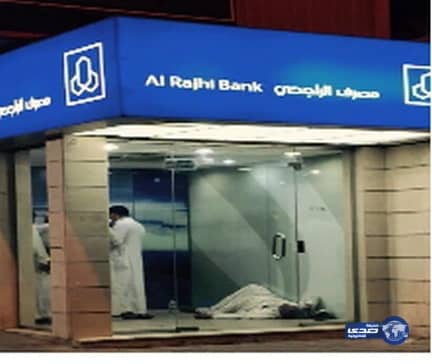 بالفيديو.. مسن مشرد يتخذ غرفة صراف آلي سكناً له 