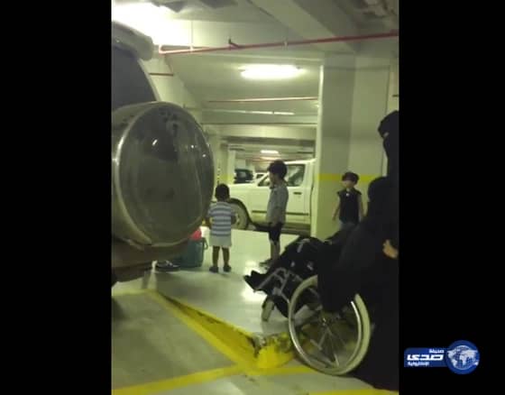 "المرور" يحيل صاحب مركبة إلى هيئة الجزاءات بعد تعمّده سدّ مدخل خاص بالمعاقين(فيديو)