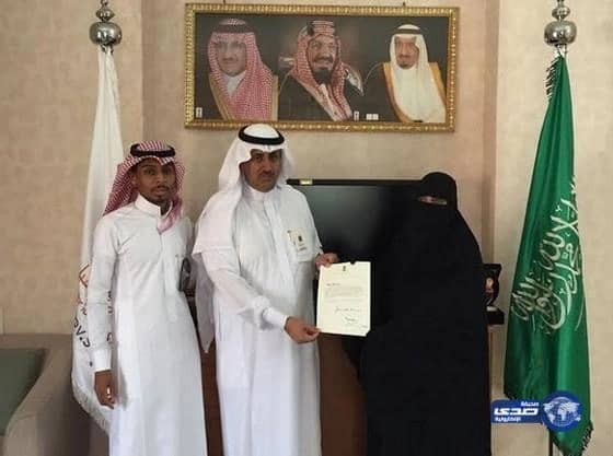 الحرفية السعودية قليلة الحارثي تتسلم شهادتي شكر وتقدير من ولي عهد بريطانيا