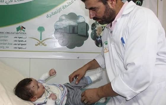  العيادات السعودية تعالج حالة مرضية نادرة لطفل سوري بمخيم الزعتري