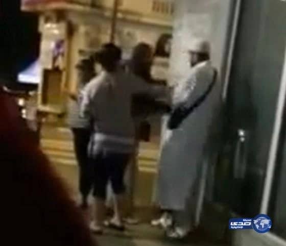 فتاتان تتحرشان بمطوع في الشارع (فيديو)