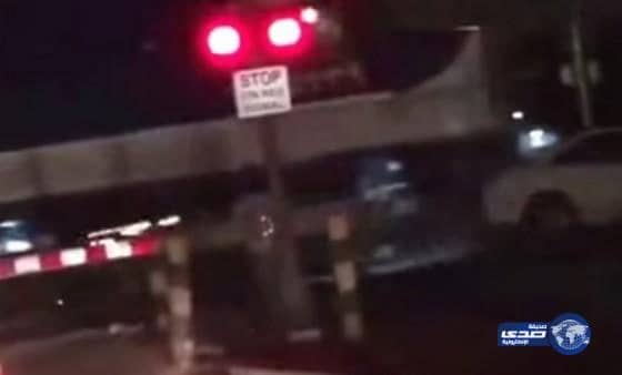  قطار يصطدم بسيارة أجرة في الدمام (فيديو)