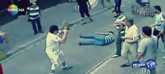 بالفيديو.. كويتي يقاتل 15 شخصًا بمفرده ويشبعهم ضربًا