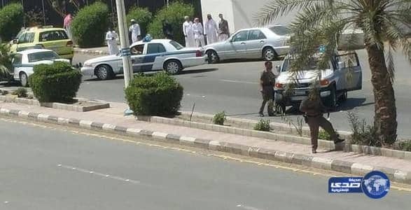 بالفيديو والصور: مسلح يهاجم بنكاً في جازان ويحتجز موظفيه.. والأمن يطوق المكان 