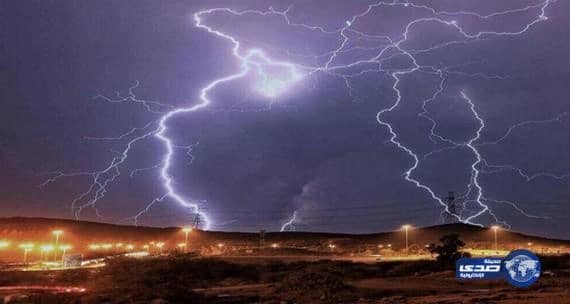 هطول أمطار غزيرة وسيول علی الطائف 