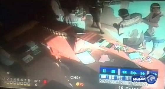 بالفيديو:مسئول في الخدمات الأرضية بمطار جدة يضرب عمال صالة الحجاج ⁠⁠⁠⁠⁠⁠⁠⁠⁠