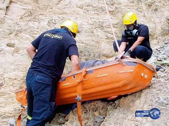 الدفاع المدني ينتشل جثة مسن  من منحدر جبلي برجال المع