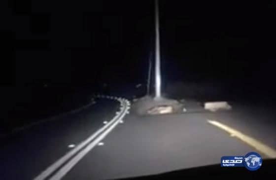 كهرباء جازان تتفاعل مع "صدى"و تزيل عمود يتوسط طريق أحد المسارحة