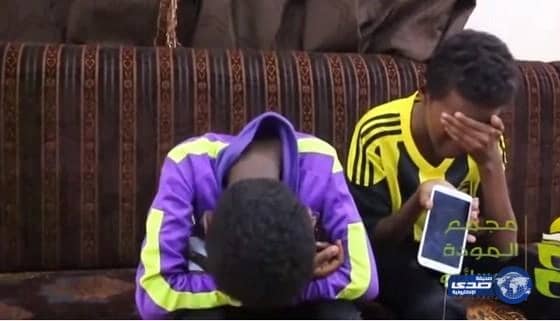 فيديو مؤثر لمعلم يمكّن طلابه من الاتصال بآبائهم ويقولون لهم "أبي أحبك"