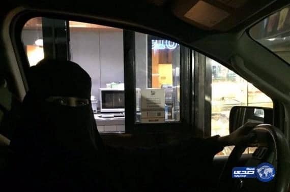 بالفيديو.. مواطنة تقود سيارتها بالرياض وتطلب القهوة من أحد "الكافيهات"