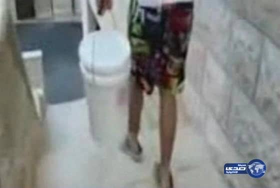 بالفيديو: فلسطيني يحمل طفلته داخل دلو محكم الإغلاق