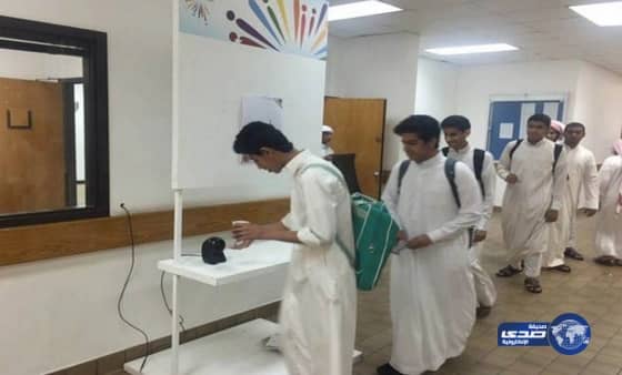 ثانوية بالخبر تربط حضور الطلاب وانصرافهم بهواتف أولياء أمورهم 