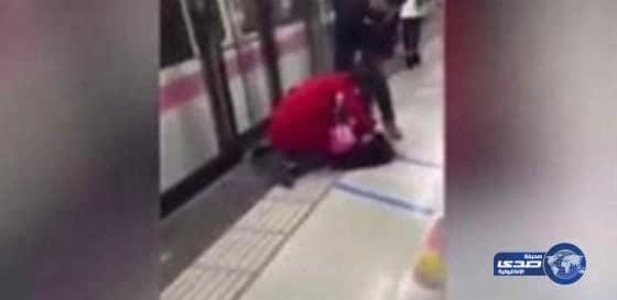 بالفيديو.. معركة بين سيدتين على رصيف محطة المترو